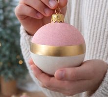 Håndmalede juletræskugler i pastel med guldglimmer